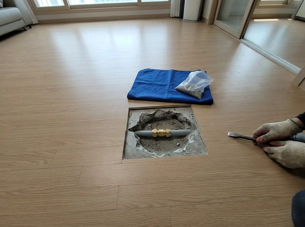거실 바닥을 필요한 부분만 열어 배관을 고치는 예시
